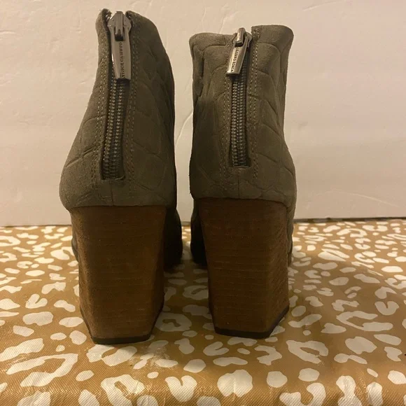 Vince Camuto Elegant grey faux alligator croc Textured Women's Ankle Boots 8.5 - Picture 4 of 5